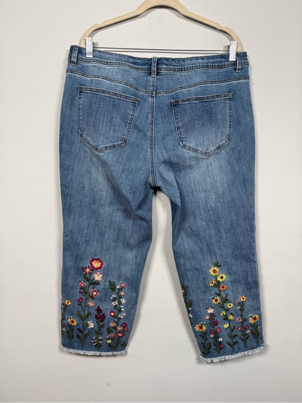 Colwater Creek Wildflower Embroidered crop Jeans, Size 14P, Great Condition - Picture 6 of 11